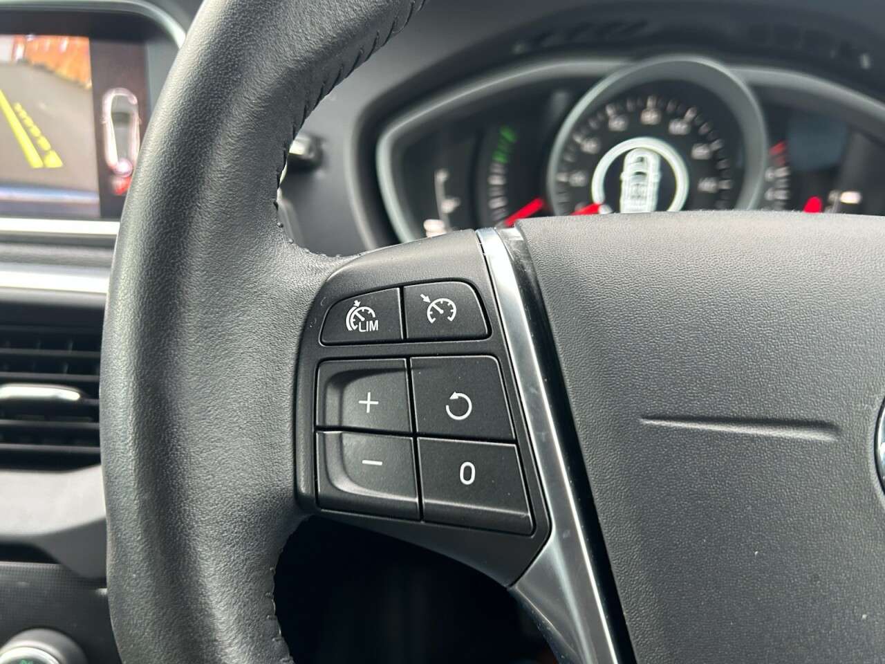 2018 VOLVO V40 2018 VOLVO V40