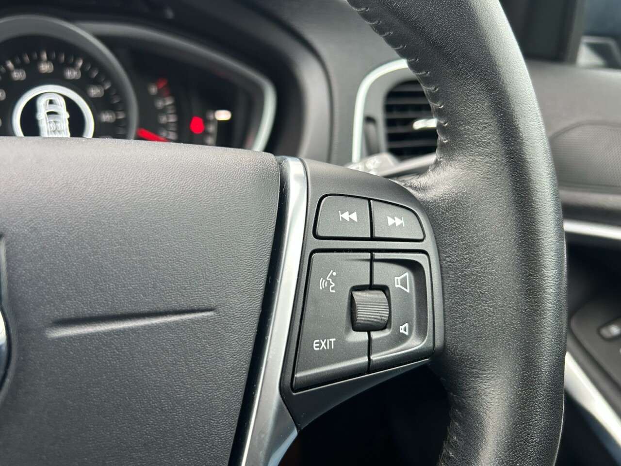 2018 VOLVO V40 2018 VOLVO V40