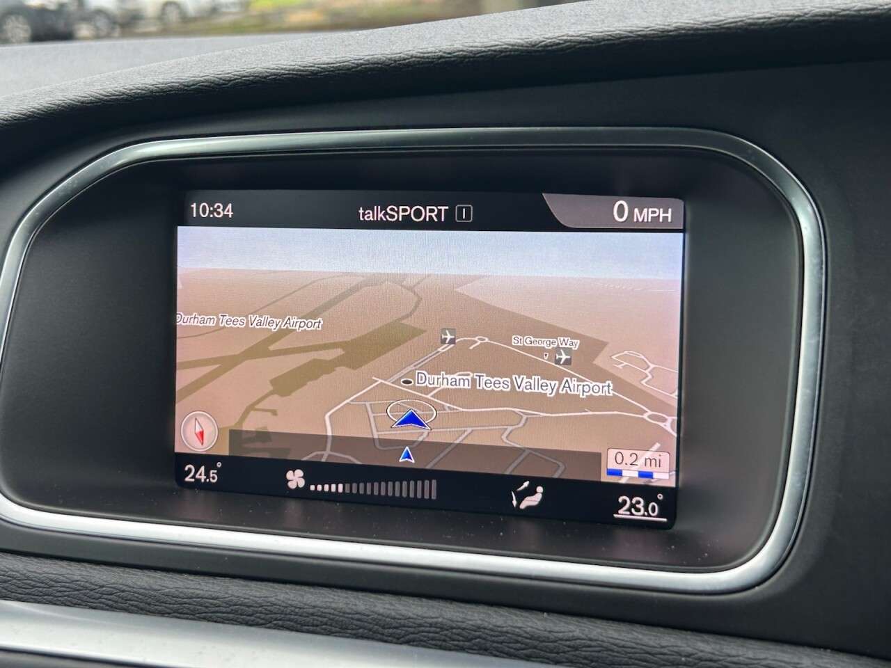 2018 VOLVO V40 2018 VOLVO V40