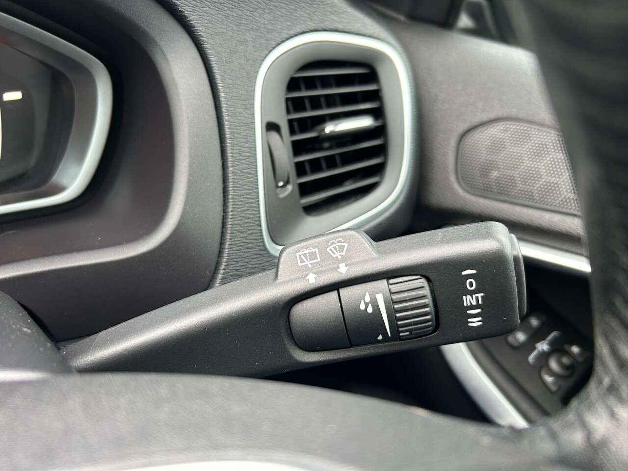 2018 VOLVO V40 2018 VOLVO V40