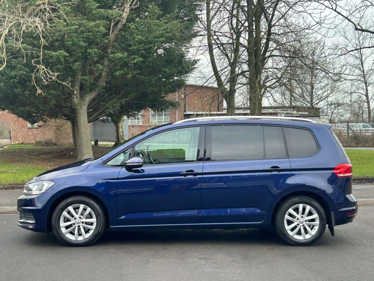 2017 VOLKSWAGEN TOURAN 2017 VOLKSWAGEN TOURAN