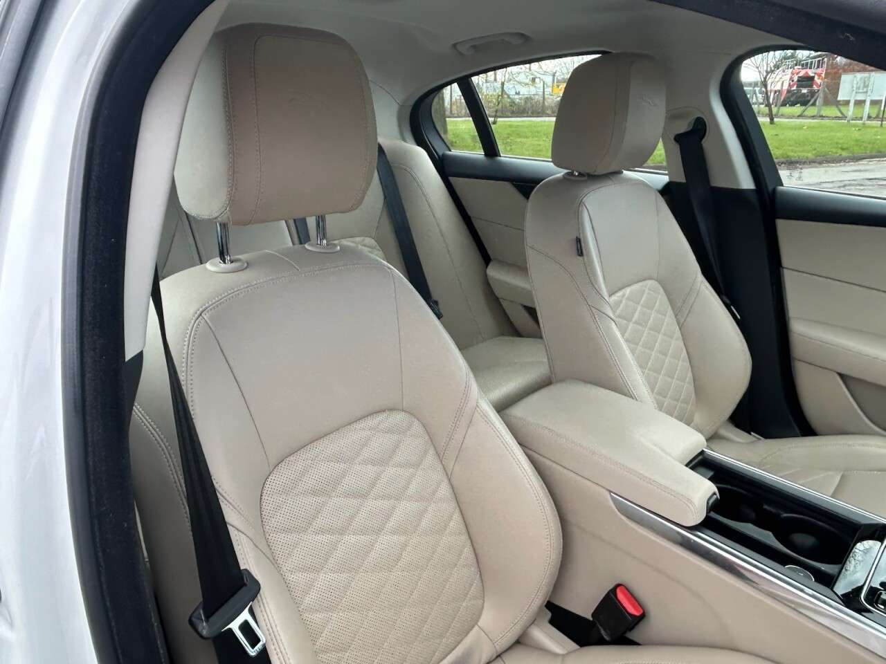 A 2019 JAGUAR XE 2.0 D180 HSE Saloon 4dr Diesel Auto Euro 6 (s/s) (180 ps) A 2019 JAGUAR XE 2.0 D180 HSE Saloon 4dr Diesel Auto Euro 6 (s/s) (180 ps)