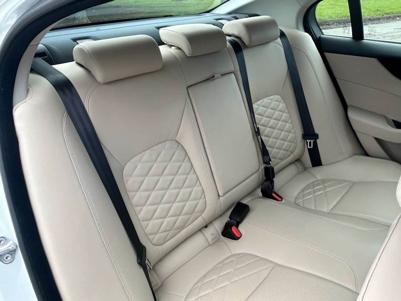 A 2019 JAGUAR XE 2.0 D180 HSE Saloon 4dr Diesel Auto Euro 6 (s/s) (180 ps) A 2019 JAGUAR XE 2.0 D180 HSE Saloon 4dr Diesel Auto Euro 6 (s/s) (180 ps)