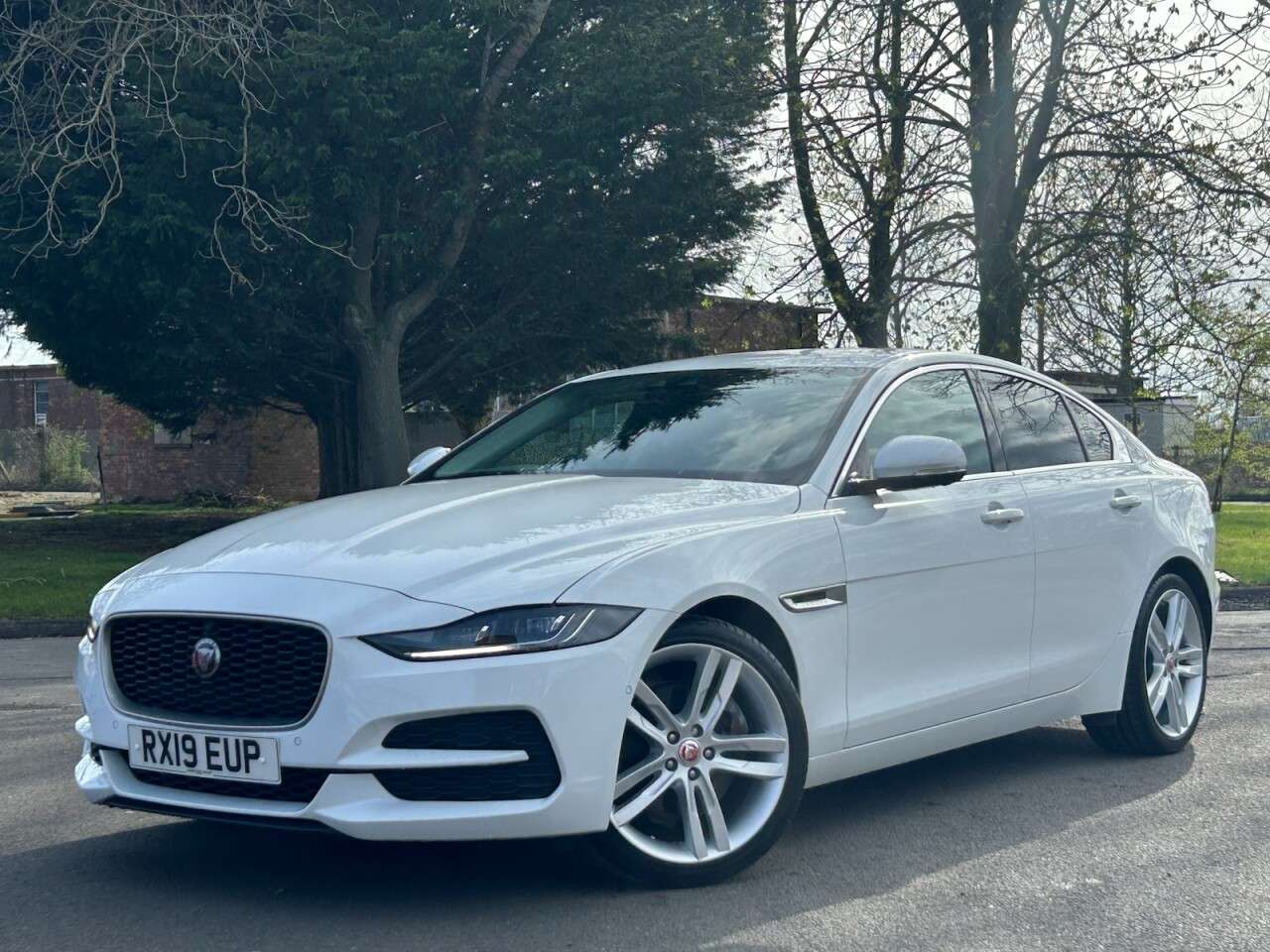 A 2019 JAGUAR XE 2.0 D180 HSE Saloon 4dr Diesel Auto Euro 6 (s/s) (180 ps) FSH, MOT APRIL 20 A 2019 JAGUAR XE 2.0 D180 HSE Saloon 4dr Diesel Auto Euro 6 (s/s) (180 ps) FSH, MOT APRIL 20