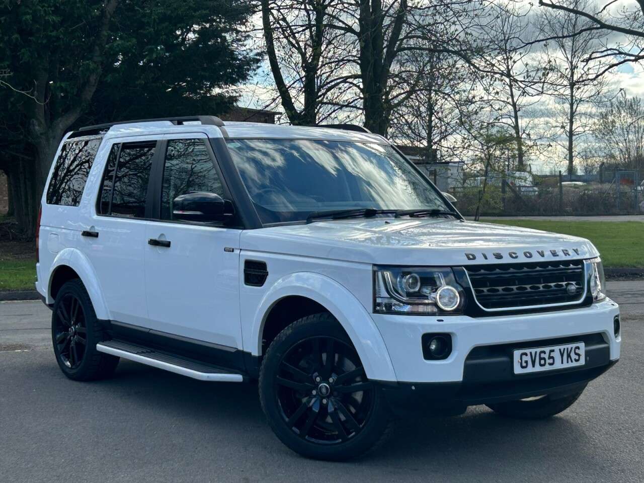 A 2016 LAND ROVER DISCOVERY 4 3.0 SD V6 HSE SUV 5dr Diesel Auto 4WD Euro 6 (s/s) (256 bhp) LOW MILES, 2 K A 2016 LAND ROVER DISCOVERY 4 3.0 SD V6 HSE SUV 5dr Diesel Auto 4WD Euro 6 (s/s) (256 bhp) LOW MILES, 2 K