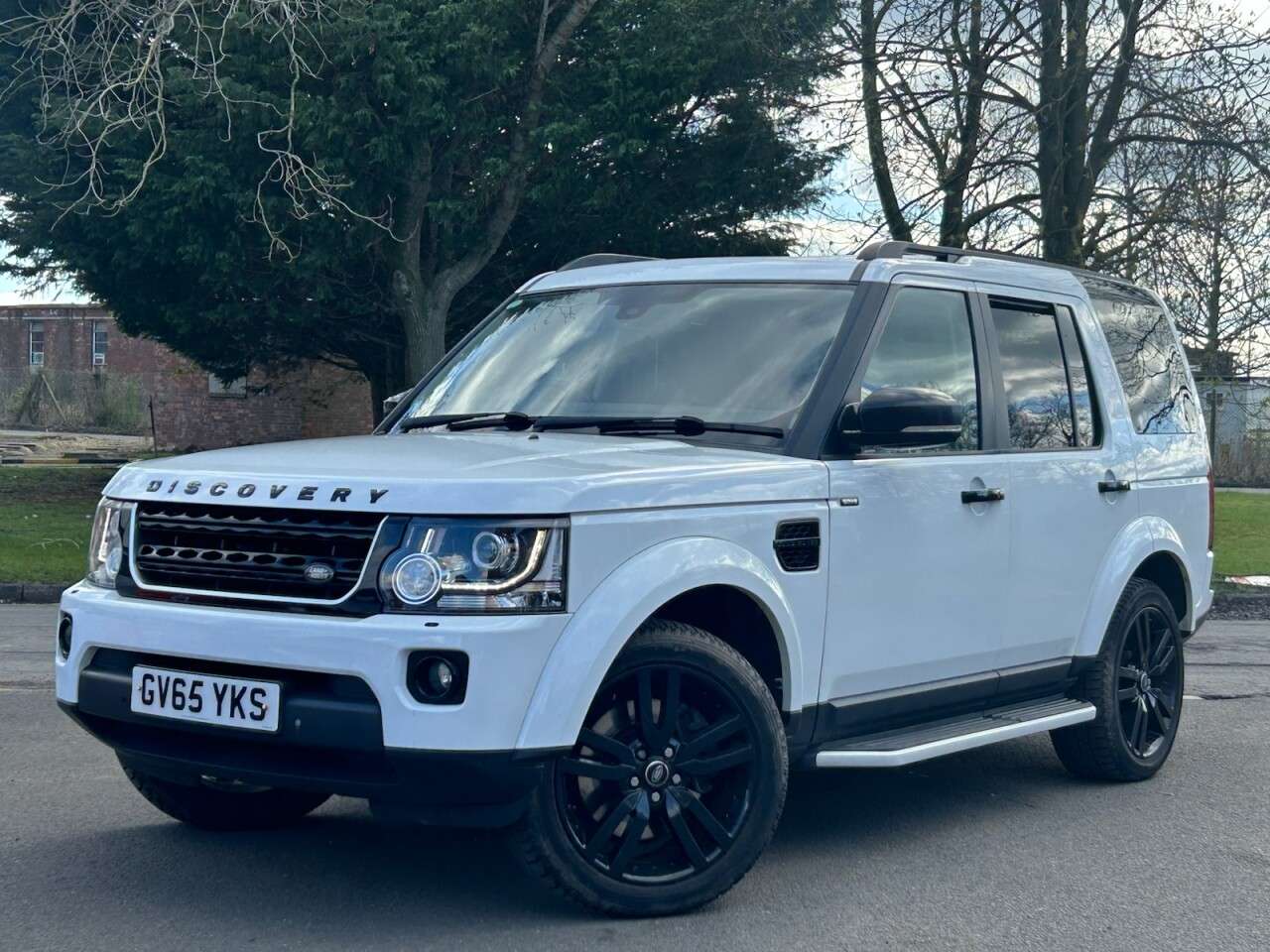 A 2016 LAND ROVER DISCOVERY 4 3.0 SD V6 HSE SUV 5dr Diesel Auto 4WD Euro 6 (s/s) (256 bhp) LOW MILES, 2 K A 2016 LAND ROVER DISCOVERY 4 3.0 SD V6 HSE SUV 5dr Diesel Auto 4WD Euro 6 (s/s) (256 bhp) LOW MILES, 2 K