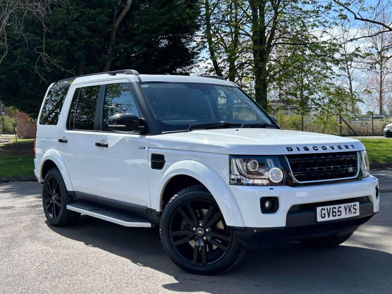 A 2016 LAND ROVER DISCOVERY 4 3.0 SD V6 HSE SUV 5dr Diesel Auto 4WD Euro 6 (s/s) (256 bhp) LOW MILES, 2 K A 2016 LAND ROVER DISCOVERY 4 3.0 SD V6 HSE SUV 5dr Diesel Auto 4WD Euro 6 (s/s) (256 bhp) LOW MILES, 2 K