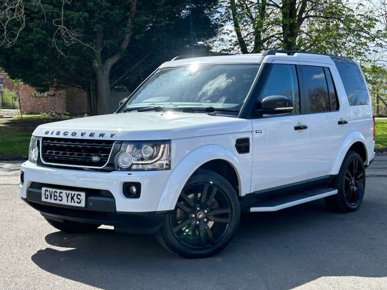 A 2016 LAND ROVER DISCOVERY 4 3.0 SD V6 HSE SUV 5dr Diesel Auto 4WD Euro 6 (s/s) (256 bhp) LOW MILES, 2 K A 2016 LAND ROVER DISCOVERY 4 3.0 SD V6 HSE SUV 5dr Diesel Auto 4WD Euro 6 (s/s) (256 bhp) LOW MILES, 2 K