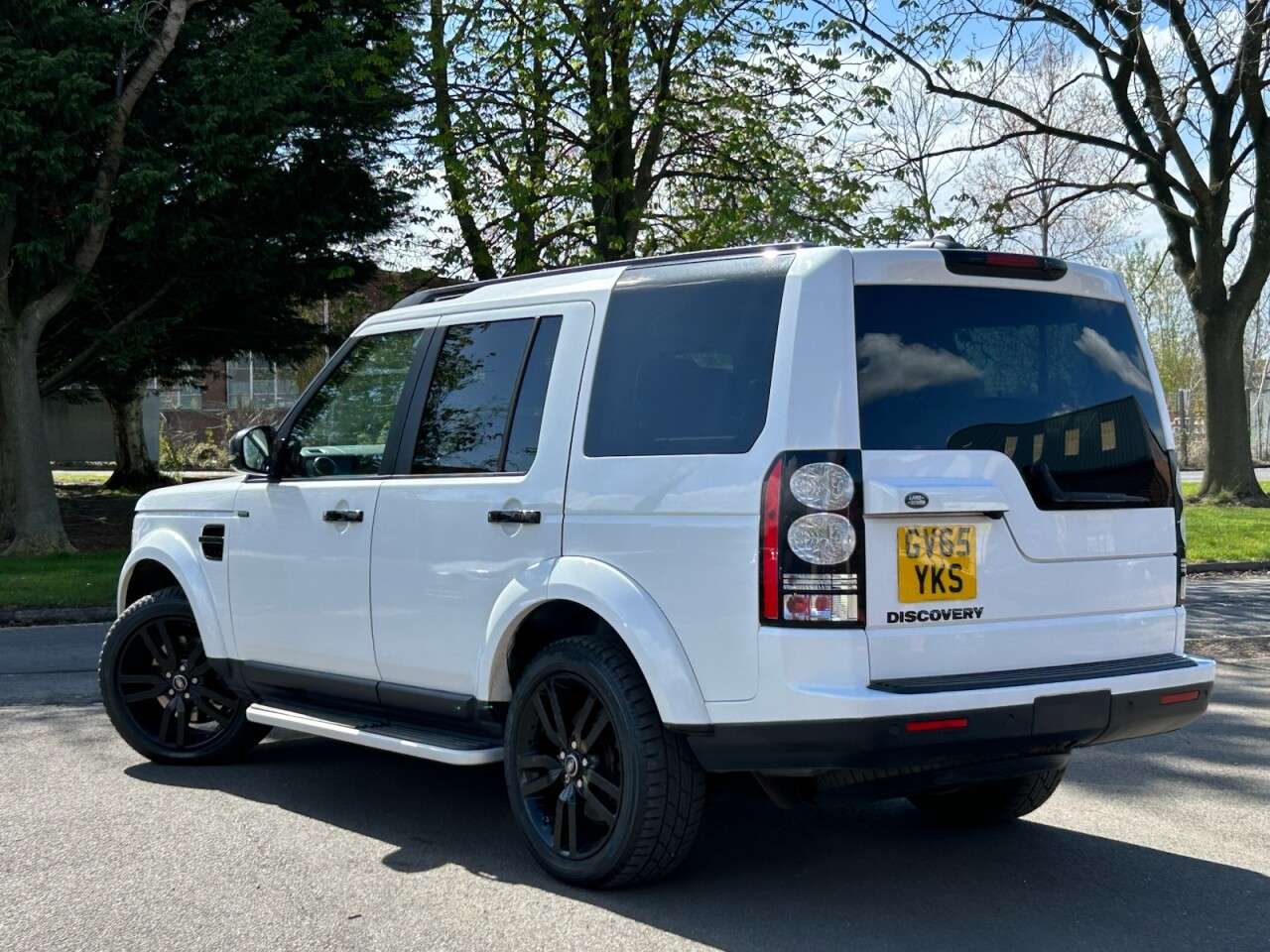 A 2016 LAND ROVER DISCOVERY 4 3.0 SD V6 HSE SUV 5dr Diesel Auto 4WD Euro 6 (s/s) (256 bhp) LOW MILES, 2 K A 2016 LAND ROVER DISCOVERY 4 3.0 SD V6 HSE SUV 5dr Diesel Auto 4WD Euro 6 (s/s) (256 bhp) LOW MILES, 2 K