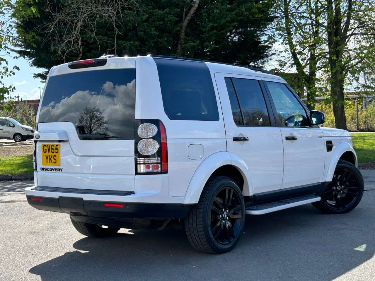 A 2016 LAND ROVER DISCOVERY 4 3.0 SD V6 HSE SUV 5dr Diesel Auto 4WD Euro 6 (s/s) (256 bhp) LOW MILES, 2 K A 2016 LAND ROVER DISCOVERY 4 3.0 SD V6 HSE SUV 5dr Diesel Auto 4WD Euro 6 (s/s) (256 bhp) LOW MILES, 2 K