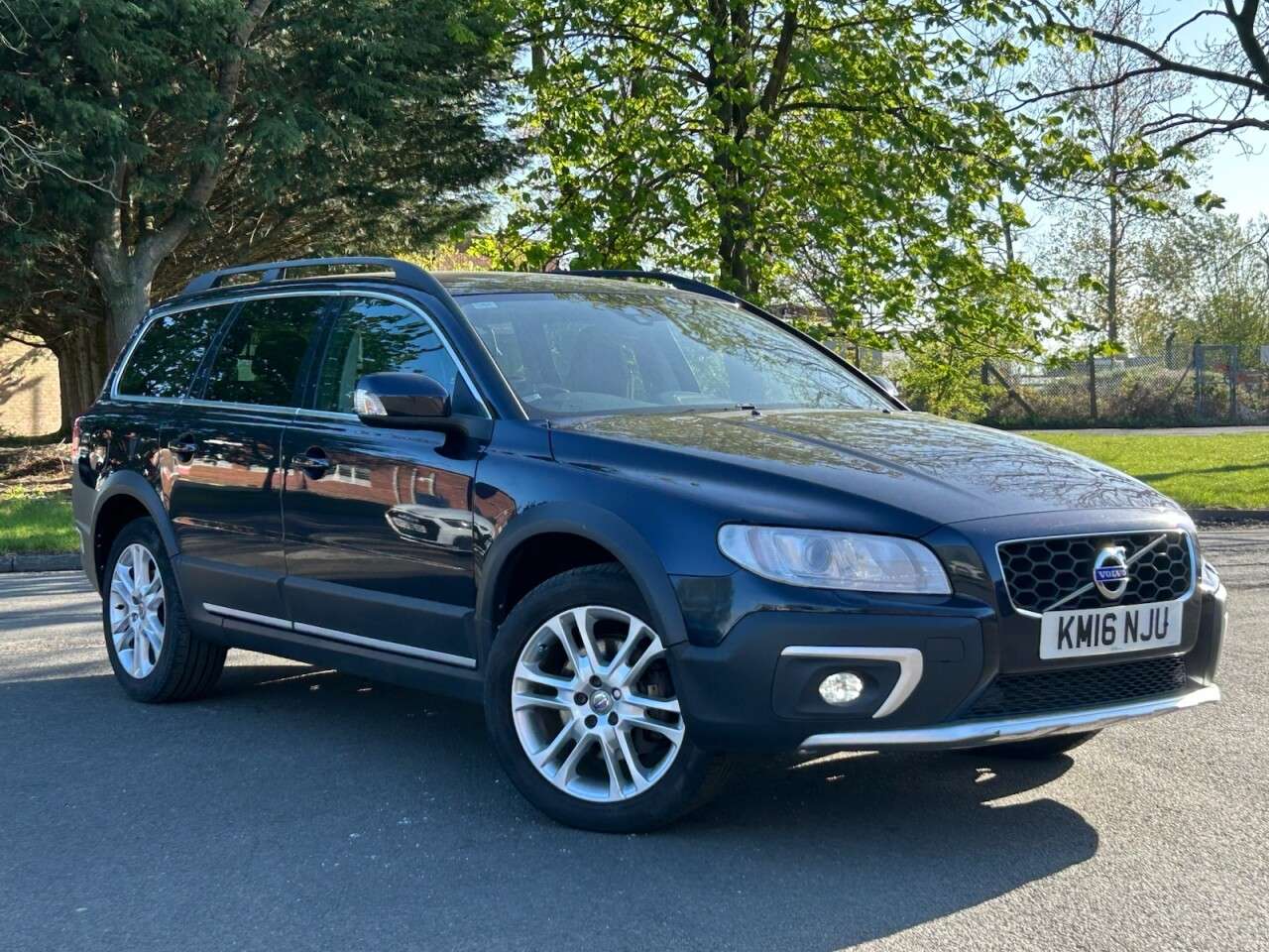 A 2016 VOLVO XC70 2.4 D5 SE Lux Estate 5dr Diesel Auto AWD Euro 6 (s/s) (220 ps) TIMING BELT/ A 2016 VOLVO XC70 2.4 D5 SE Lux Estate 5dr Diesel Auto AWD Euro 6 (s/s) (220 ps) TIMING BELT/