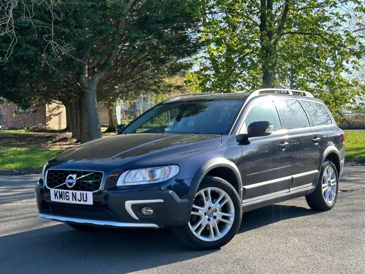 A 2016 VOLVO XC70 2.4 D5 SE Lux Estate 5dr Diesel Auto AWD Euro 6 (s/s) (220 ps) TIMING BELT/ A 2016 VOLVO XC70 2.4 D5 SE Lux Estate 5dr Diesel Auto AWD Euro 6 (s/s) (220 ps) TIMING BELT/