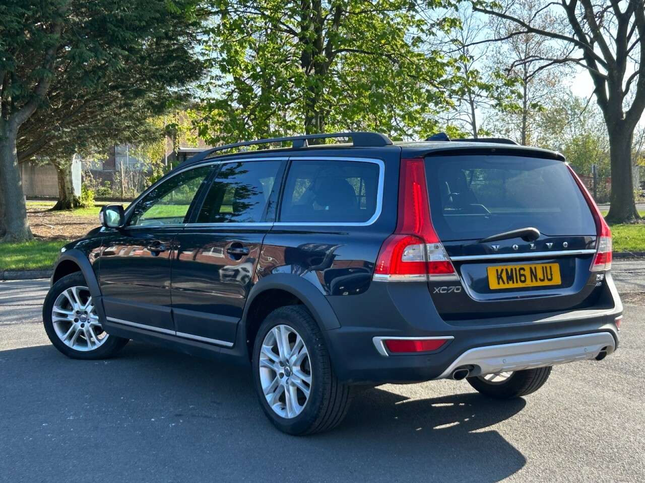 A 2016 VOLVO XC70 2.4 D5 SE Lux Estate 5dr Diesel Auto AWD Euro 6 (s/s) (220 ps) TIMING BELT/ A 2016 VOLVO XC70 2.4 D5 SE Lux Estate 5dr Diesel Auto AWD Euro 6 (s/s) (220 ps) TIMING BELT/