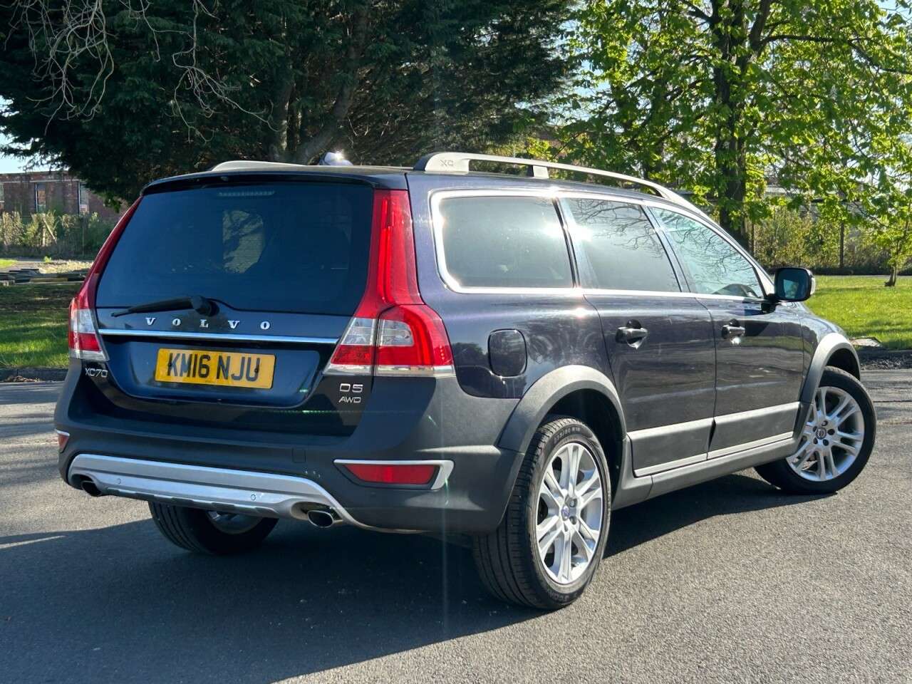 A 2016 VOLVO XC70 2.4 D5 SE Lux Estate 5dr Diesel Auto AWD Euro 6 (s/s) (220 ps) TIMING BELT/ A 2016 VOLVO XC70 2.4 D5 SE Lux Estate 5dr Diesel Auto AWD Euro 6 (s/s) (220 ps) TIMING BELT/
