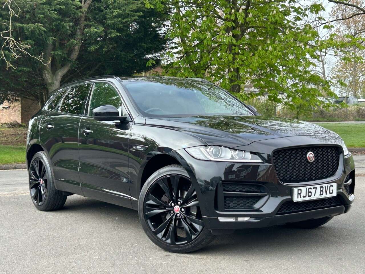 A 2017 JAGUAR F-PACE 2.0 D240 R-Sport SUV 5dr Diesel Auto AWD Euro 6 (s/s) (240 ps) 5 SERVICES, A 2017 JAGUAR F-PACE 2.0 D240 R-Sport SUV 5dr Diesel Auto AWD Euro 6 (s/s) (240 ps) 5 SERVICES,