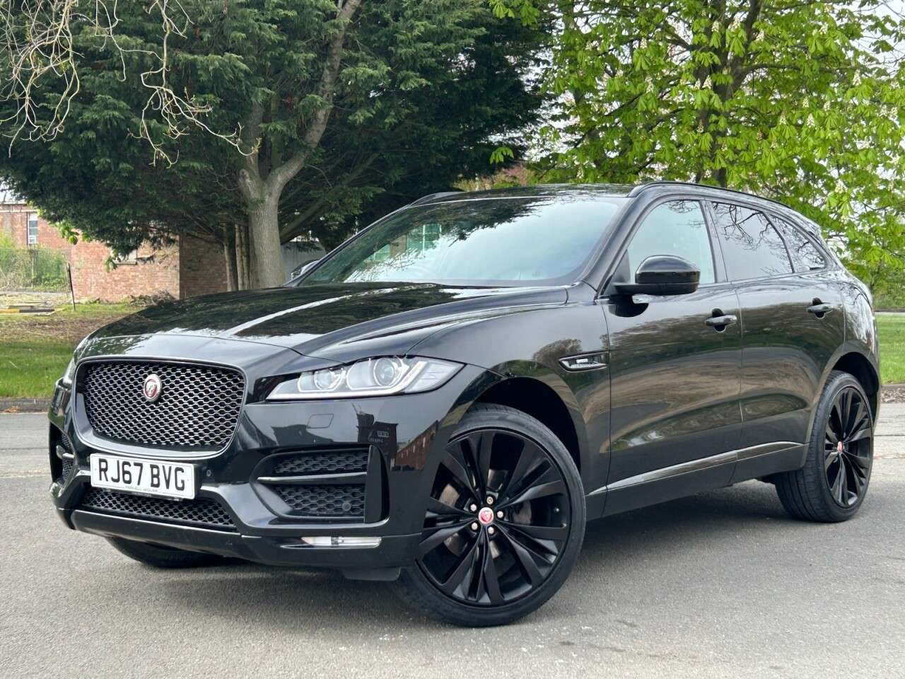 A 2017 JAGUAR F-PACE 2.0 D240 R-Sport SUV 5dr Diesel Auto AWD Euro 6 (s/s) (240 ps) 5 SERVICES, A 2017 JAGUAR F-PACE 2.0 D240 R-Sport SUV 5dr Diesel Auto AWD Euro 6 (s/s) (240 ps) 5 SERVICES,