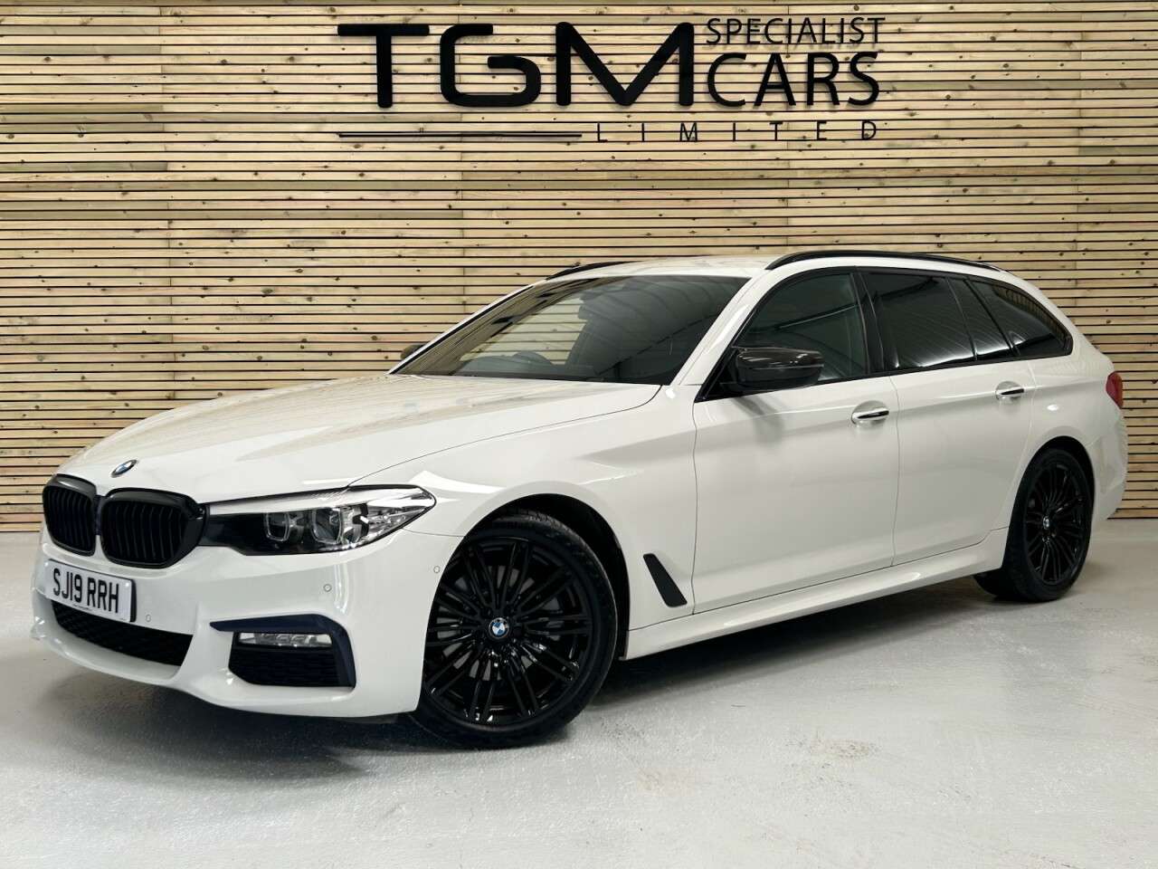 A 2019 BMW 5 SERIES 2.0 520d M Sport Touring 5dr Diesel Auto Euro 6 (s/s) (190 ps) MOT 13/4/27, A 2019 BMW 5 SERIES 2.0 520d M Sport Touring 5dr Diesel Auto Euro 6 (s/s) (190 ps) MOT 13/4/27,