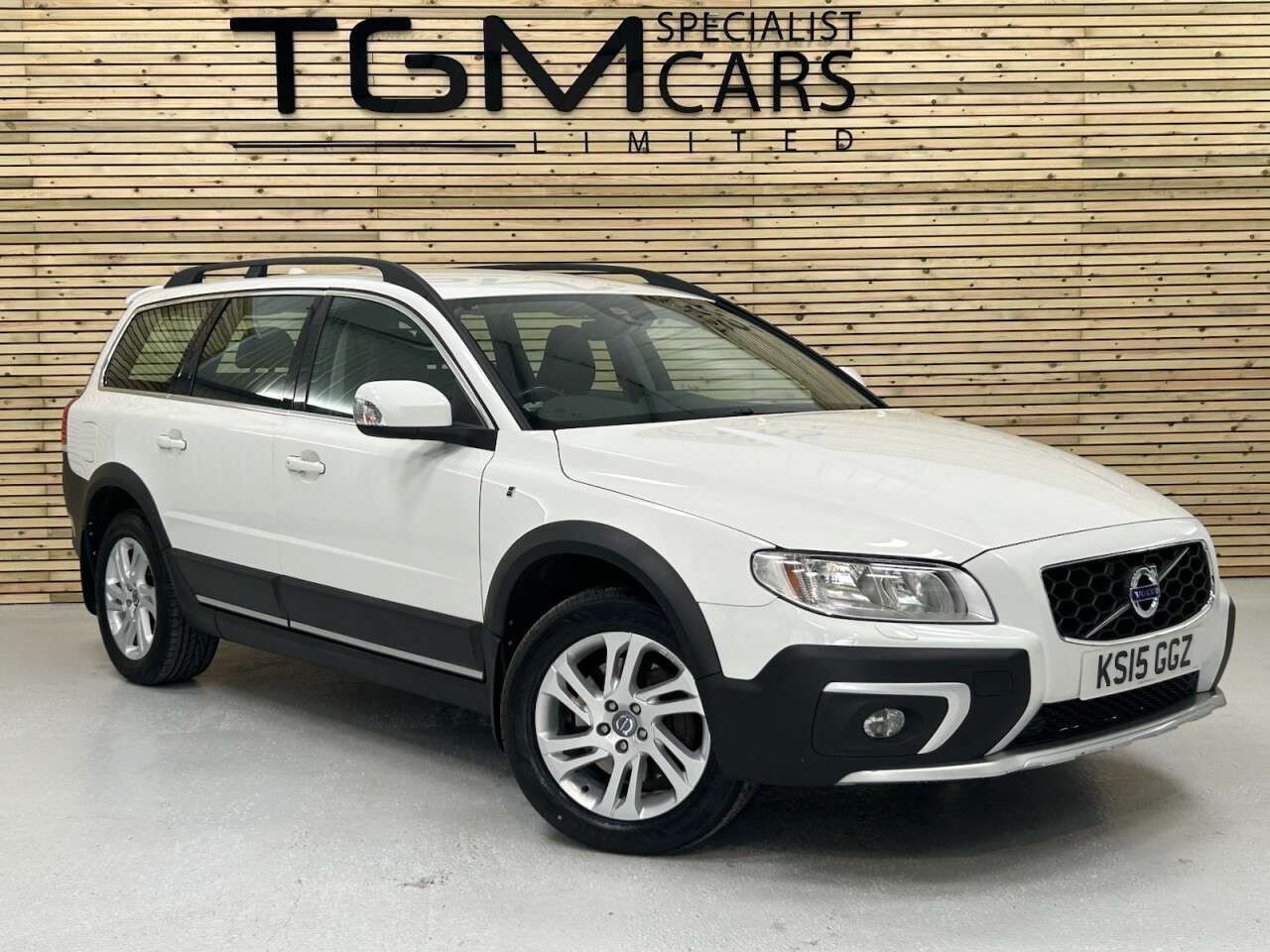 A 2015 VOLVO XC70 2.4 D4 SE Nav Estate 5dr Diesel Geartronic AWD Euro 5 (181 ps) A 2015 VOLVO XC70 2.4 D4 SE Nav Estate 5dr Diesel Geartronic AWD Euro 5 (181 ps)