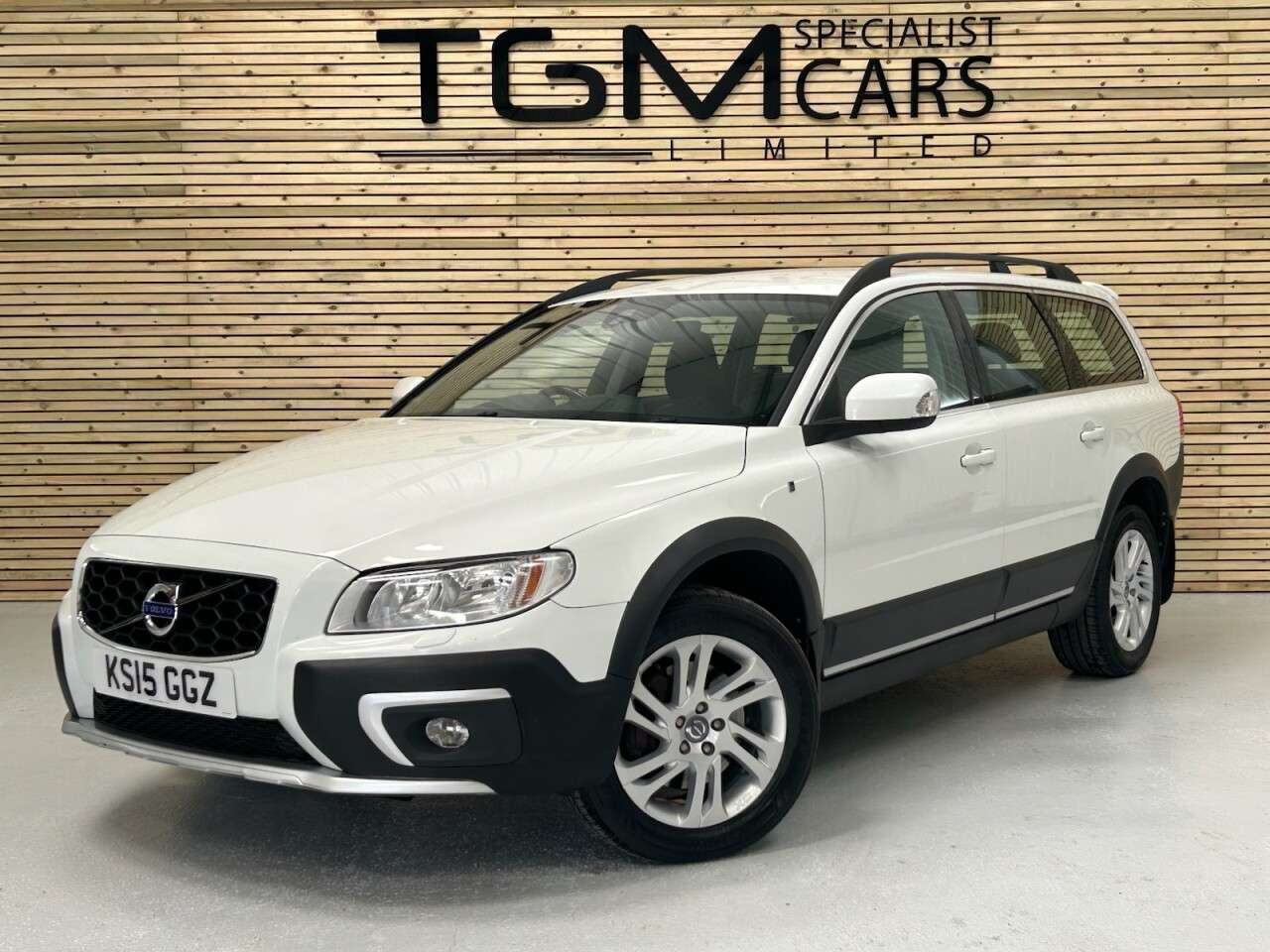 A 2015 VOLVO XC70 2.4 D4 SE Nav Estate 5dr Diesel Geartronic AWD Euro 5 (181 ps) A 2015 VOLVO XC70 2.4 D4 SE Nav Estate 5dr Diesel Geartronic AWD Euro 5 (181 ps)