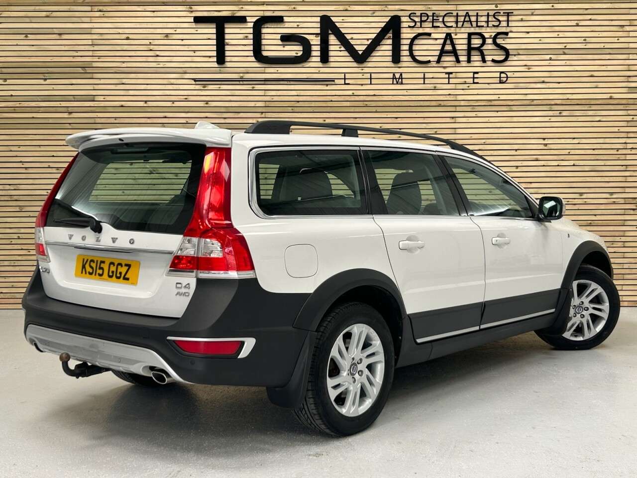 A 2015 VOLVO XC70 2.4 D4 SE Nav Estate 5dr Diesel Geartronic AWD Euro 5 (181 ps) A 2015 VOLVO XC70 2.4 D4 SE Nav Estate 5dr Diesel Geartronic AWD Euro 5 (181 ps)