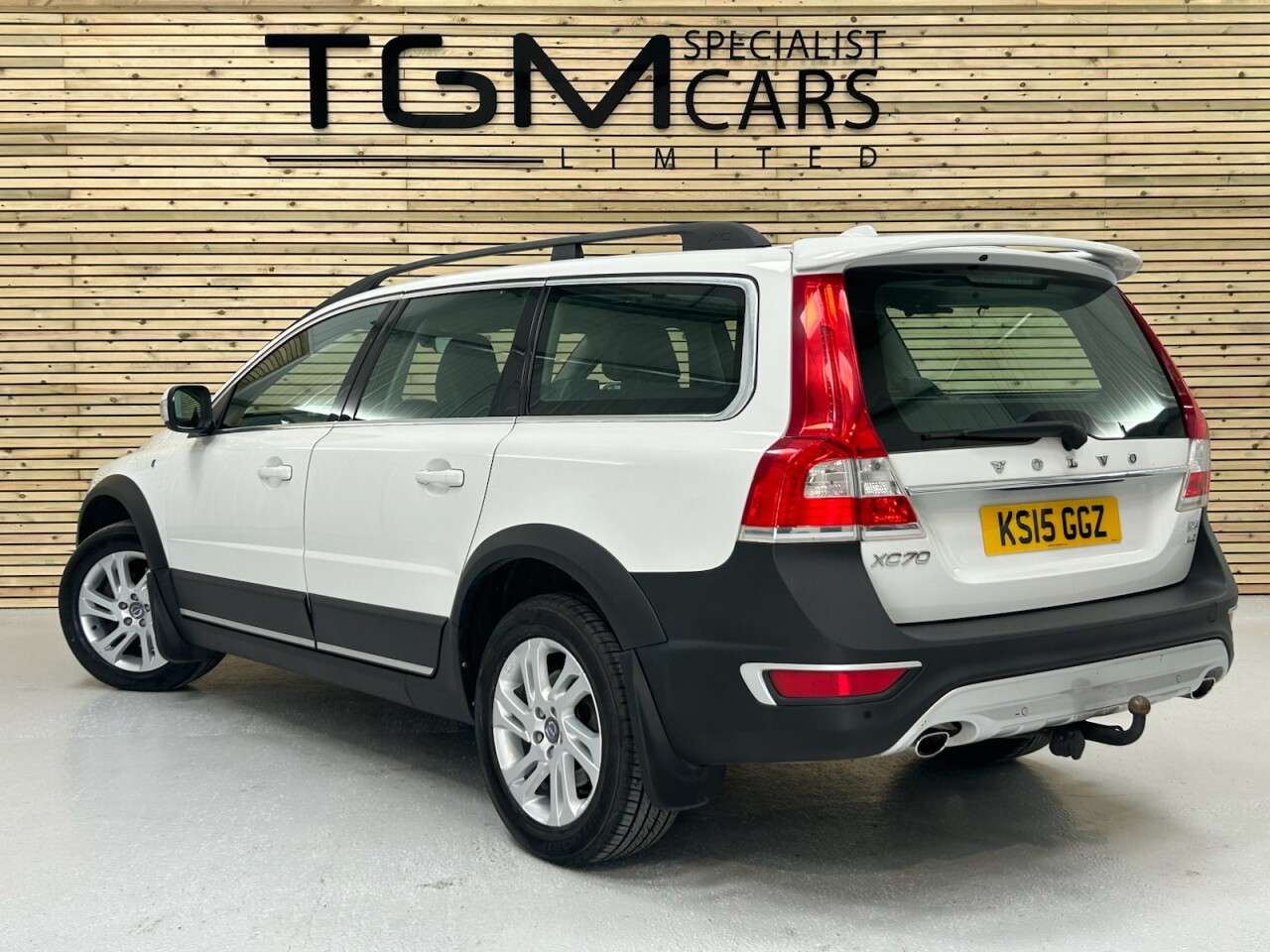 A 2015 VOLVO XC70 2.4 D4 SE Nav Estate 5dr Diesel Geartronic AWD Euro 5 (181 ps) A 2015 VOLVO XC70 2.4 D4 SE Nav Estate 5dr Diesel Geartronic AWD Euro 5 (181 ps)