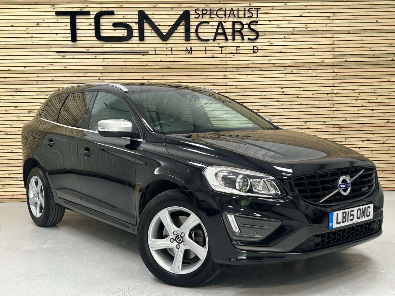 A 2015 VOLVO XC60 2.4 D4 R-Design Lux Nav SUV 5dr Diesel Geartronic AWD Euro 5 (181 ps) A 2015 VOLVO XC60 2.4 D4 R-Design Lux Nav SUV 5dr Diesel Geartronic AWD Euro 5 (181 ps)