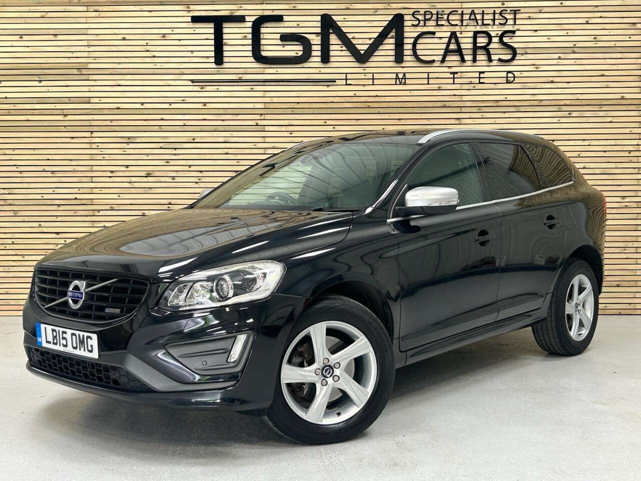 A 2015 VOLVO XC60 2.4 D4 R-Design Lux Nav SUV 5dr Diesel Geartronic AWD Euro 5 (181 ps) A 2015 VOLVO XC60 2.4 D4 R-Design Lux Nav SUV 5dr Diesel Geartronic AWD Euro 5 (181 ps)