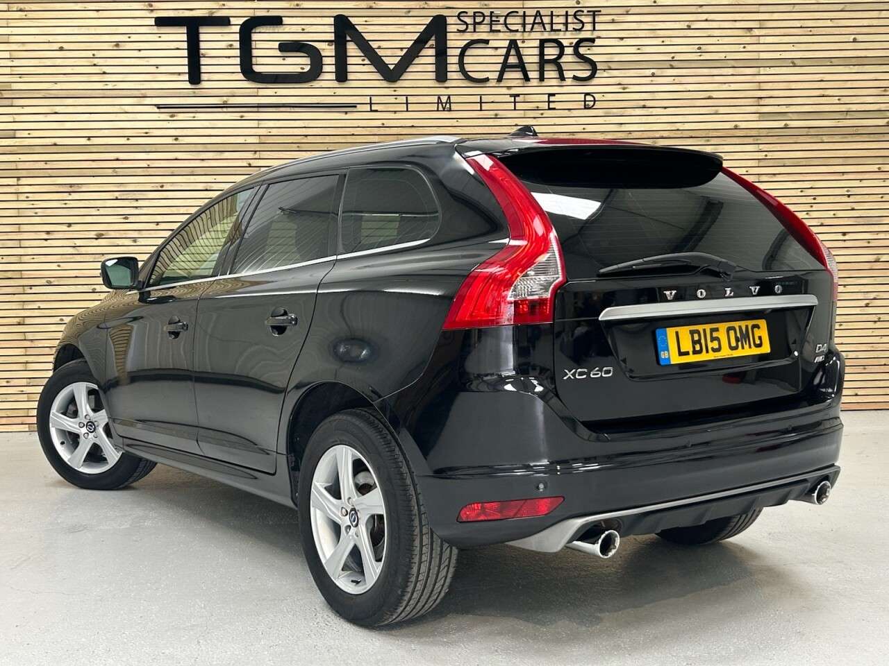A 2015 VOLVO XC60 2.4 D4 R-Design Lux Nav SUV 5dr Diesel Geartronic AWD Euro 5 (181 ps) A 2015 VOLVO XC60 2.4 D4 R-Design Lux Nav SUV 5dr Diesel Geartronic AWD Euro 5 (181 ps)