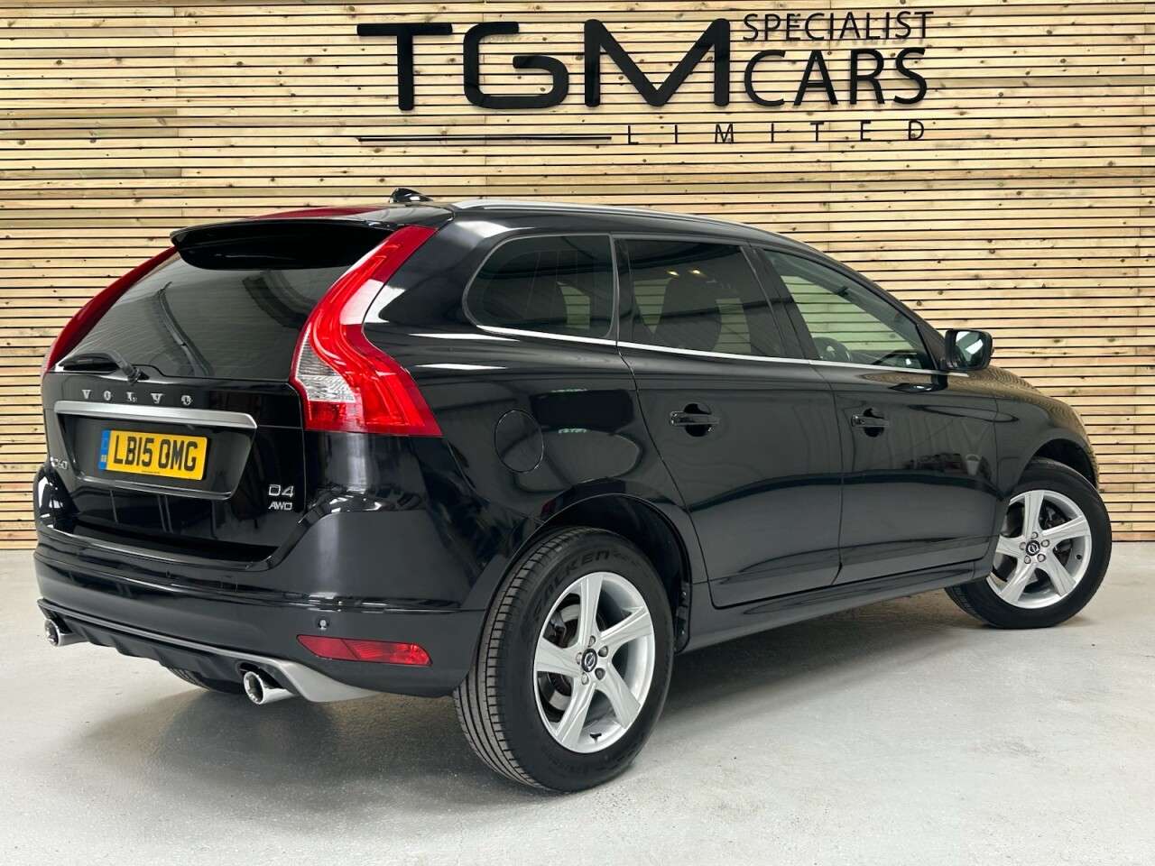 A 2015 VOLVO XC60 2.4 D4 R-Design Lux Nav SUV 5dr Diesel Geartronic AWD Euro 5 (181 ps) A 2015 VOLVO XC60 2.4 D4 R-Design Lux Nav SUV 5dr Diesel Geartronic AWD Euro 5 (181 ps)
