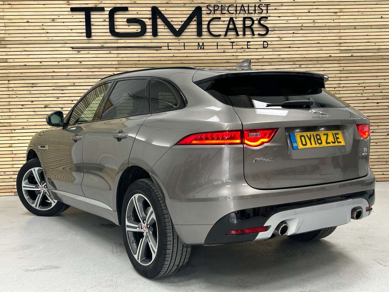 A 2018 JAGUAR F-PACE 3.0 D300 V6 S SUV 5dr Diesel Auto AWD Euro 6 (s/s) (300 ps) 2 OWNERS, 2 KEY A 2018 JAGUAR F-PACE 3.0 D300 V6 S SUV 5dr Diesel Auto AWD Euro 6 (s/s) (300 ps) 2 OWNERS, 2 KEY