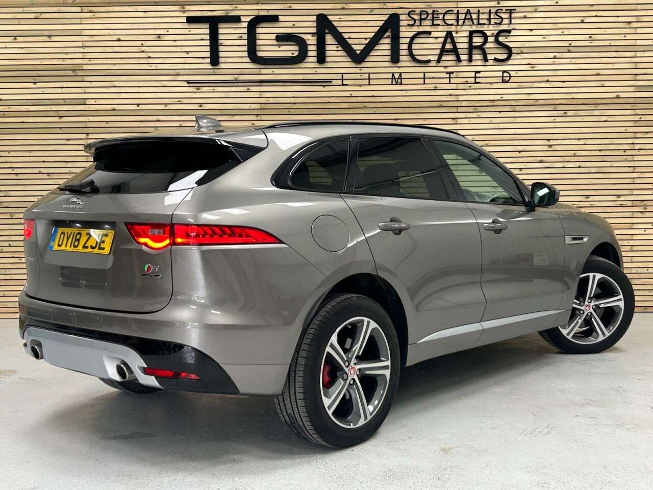 A 2018 JAGUAR F-PACE 3.0 D300 V6 S SUV 5dr Diesel Auto AWD Euro 6 (s/s) (300 ps) 2 OWNERS, 2 KEY A 2018 JAGUAR F-PACE 3.0 D300 V6 S SUV 5dr Diesel Auto AWD Euro 6 (s/s) (300 ps) 2 OWNERS, 2 KEY