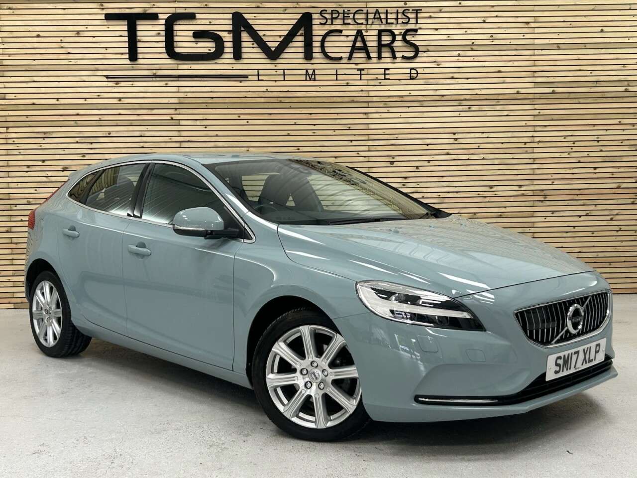 A 2017 VOLVO V40 2.0 D2 Inscription Hatchback 5dr Diesel Manual Euro 6 (s/s) (120 ps) FULL S A 2017 VOLVO V40 2.0 D2 Inscription Hatchback 5dr Diesel Manual Euro 6 (s/s) (120 ps) FULL S