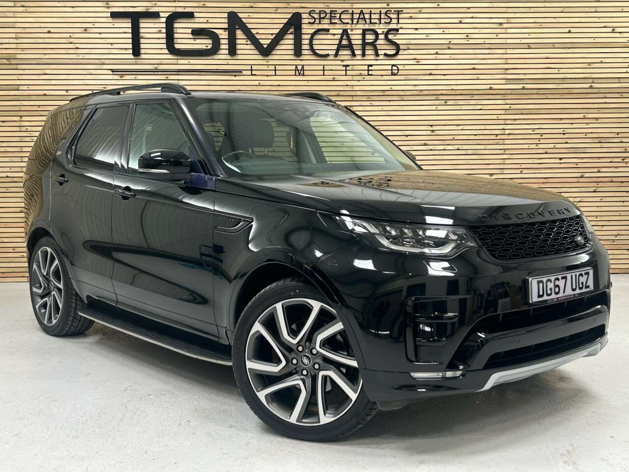 A 2017 LAND ROVER DISCOVERY 3.0 TD V6 HSE SUV 5dr Diesel Auto 4WD Euro 6 (s/s) (258 ps) EXCELLENT SERVI A 2017 LAND ROVER DISCOVERY 3.0 TD V6 HSE SUV 5dr Diesel Auto 4WD Euro 6 (s/s) (258 ps) EXCELLENT SERVI
