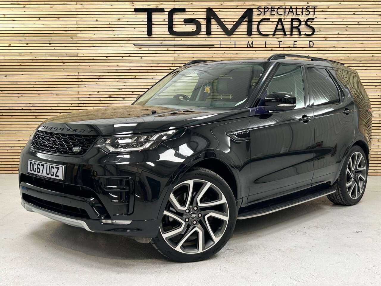 A 2017 LAND ROVER DISCOVERY 3.0 TD V6 HSE SUV 5dr Diesel Auto 4WD Euro 6 (s/s) (258 ps) EXCELLENT SERVI A 2017 LAND ROVER DISCOVERY 3.0 TD V6 HSE SUV 5dr Diesel Auto 4WD Euro 6 (s/s) (258 ps) EXCELLENT SERVI