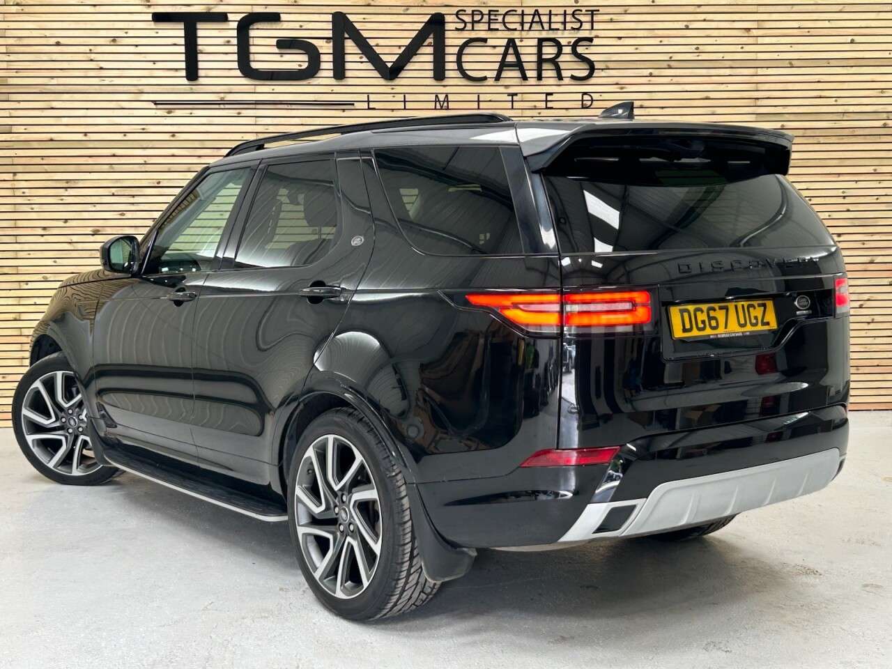 A 2017 LAND ROVER DISCOVERY 3.0 TD V6 HSE SUV 5dr Diesel Auto 4WD Euro 6 (s/s) (258 ps) EXCELLENT SERVI A 2017 LAND ROVER DISCOVERY 3.0 TD V6 HSE SUV 5dr Diesel Auto 4WD Euro 6 (s/s) (258 ps) EXCELLENT SERVI