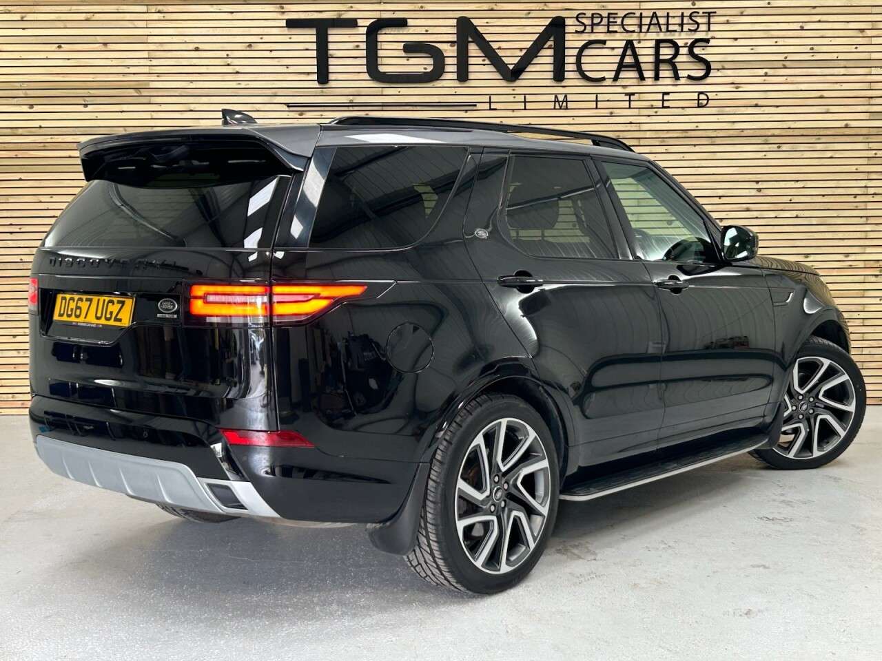 A 2017 LAND ROVER DISCOVERY 3.0 TD V6 HSE SUV 5dr Diesel Auto 4WD Euro 6 (s/s) (258 ps) EXCELLENT SERVI A 2017 LAND ROVER DISCOVERY 3.0 TD V6 HSE SUV 5dr Diesel Auto 4WD Euro 6 (s/s) (258 ps) EXCELLENT SERVI
