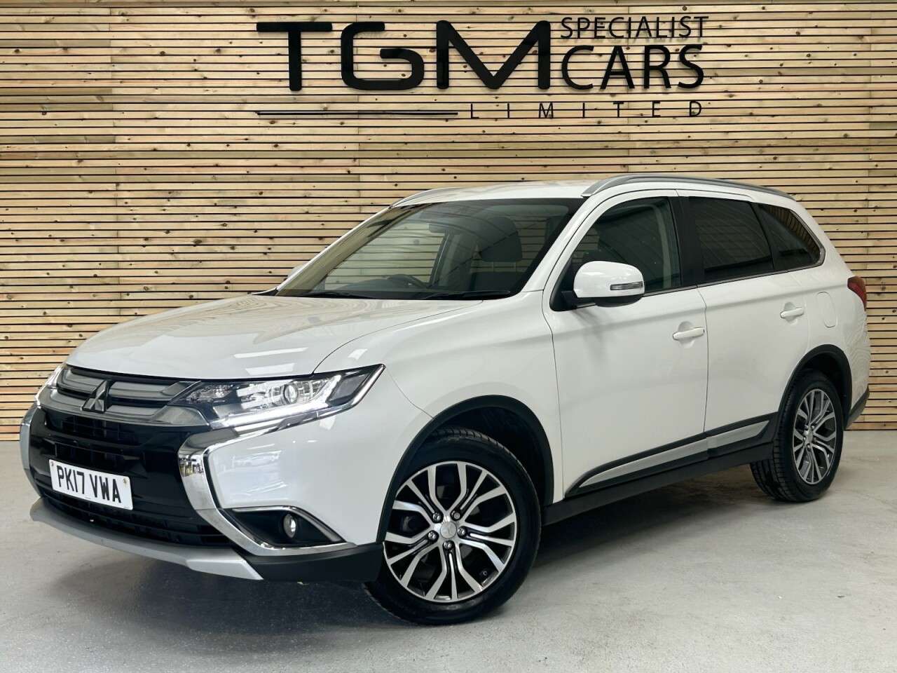 A 2017 MITSUBISHI OUTLANDER 2.2 DI-D 3 SUV 5dr Diesel Manual 4WD Euro 6 (s/s) (147 ps) 2 KEYS, FULL SER A 2017 MITSUBISHI OUTLANDER 2.2 DI-D 3 SUV 5dr Diesel Manual 4WD Euro 6 (s/s) (147 ps) 2 KEYS, FULL SER