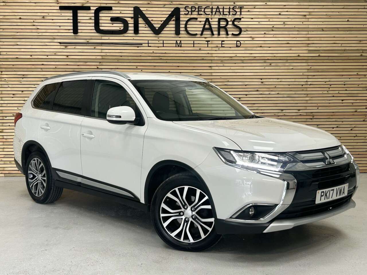 A 2017 MITSUBISHI OUTLANDER 2.2 DI-D 3 SUV 5dr Diesel Manual 4WD Euro 6 (s/s) (147 ps) 2 KEYS, FULL SER A 2017 MITSUBISHI OUTLANDER 2.2 DI-D 3 SUV 5dr Diesel Manual 4WD Euro 6 (s/s) (147 ps) 2 KEYS, FULL SER
