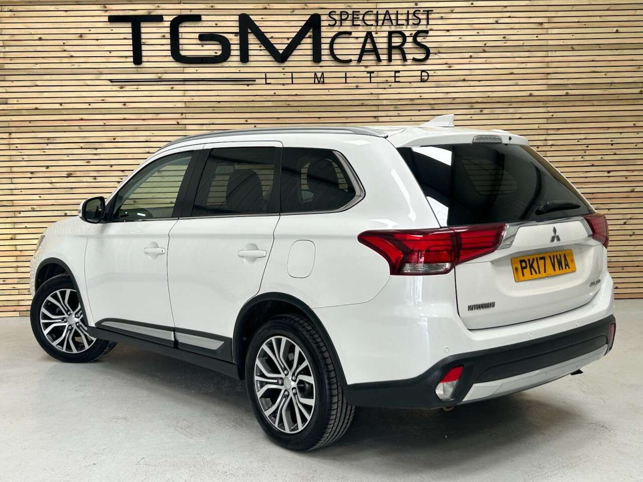 A 2017 MITSUBISHI OUTLANDER 2.2 DI-D 3 SUV 5dr Diesel Manual 4WD Euro 6 (s/s) (147 ps) 2 KEYS, FULL SER A 2017 MITSUBISHI OUTLANDER 2.2 DI-D 3 SUV 5dr Diesel Manual 4WD Euro 6 (s/s) (147 ps) 2 KEYS, FULL SER