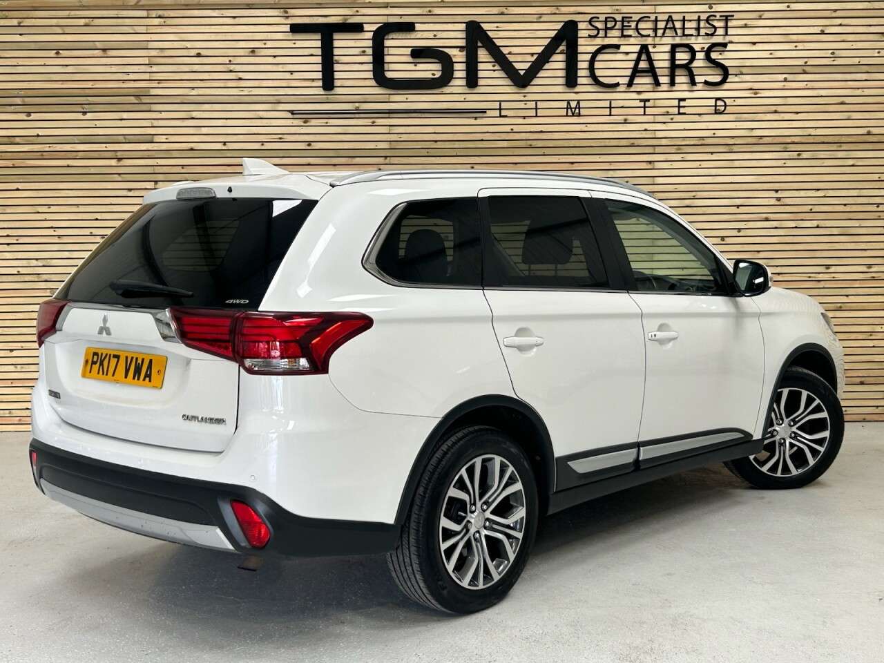 A 2017 MITSUBISHI OUTLANDER 2.2 DI-D 3 SUV 5dr Diesel Manual 4WD Euro 6 (s/s) (147 ps) 2 KEYS, FULL SER A 2017 MITSUBISHI OUTLANDER 2.2 DI-D 3 SUV 5dr Diesel Manual 4WD Euro 6 (s/s) (147 ps) 2 KEYS, FULL SER