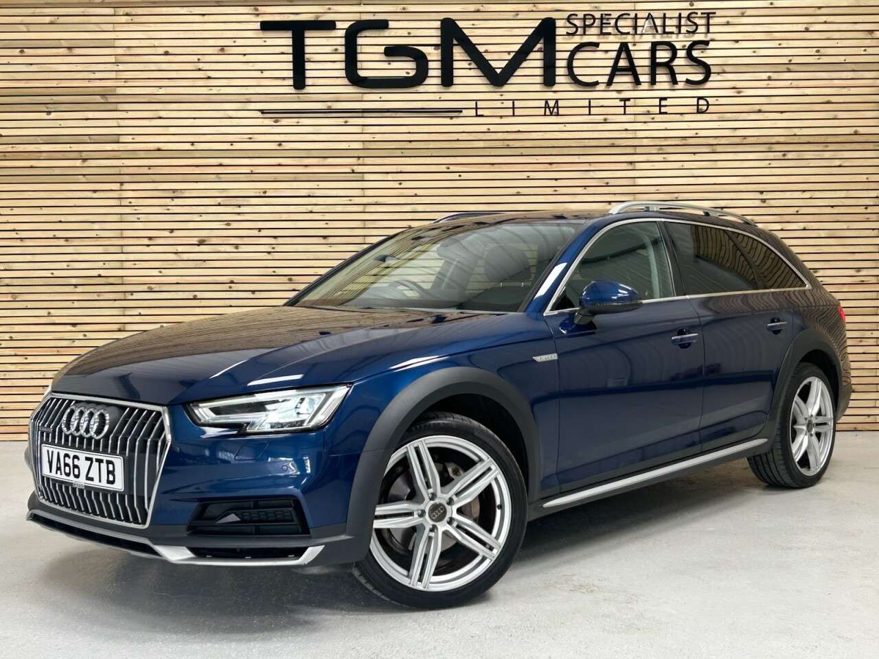 A 2017 AUDI A4 ALLROAD 2.0 TDI Sport Estate 5dr Diesel S Tronic quattro Euro 6 (s/s) (190 ps) A 2017 AUDI A4 ALLROAD 2.0 TDI Sport Estate 5dr Diesel S Tronic quattro Euro 6 (s/s) (190 ps)