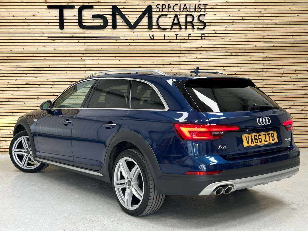A 2017 AUDI A4 ALLROAD 2.0 TDI Sport Estate 5dr Diesel S Tronic quattro Euro 6 (s/s) (190 ps) A 2017 AUDI A4 ALLROAD 2.0 TDI Sport Estate 5dr Diesel S Tronic quattro Euro 6 (s/s) (190 ps)