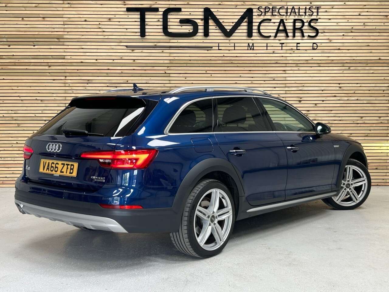 A 2017 AUDI A4 ALLROAD 2.0 TDI Sport Estate 5dr Diesel S Tronic quattro Euro 6 (s/s) (190 ps) A 2017 AUDI A4 ALLROAD 2.0 TDI Sport Estate 5dr Diesel S Tronic quattro Euro 6 (s/s) (190 ps)