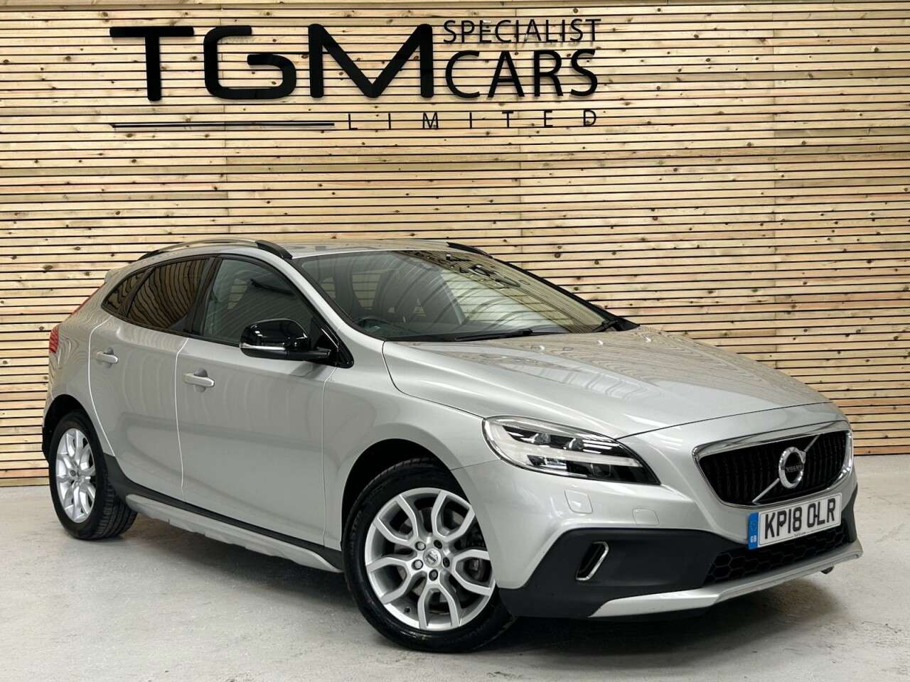 A 2018 VOLVO V40 CROSS COUNTRY 2.0 D4 Pro Hatchback 5dr Diesel Manual Euro 6 (s/s) (190 ps) A 2018 VOLVO V40 CROSS COUNTRY 2.0 D4 Pro Hatchback 5dr Diesel Manual Euro 6 (s/s) (190 ps)