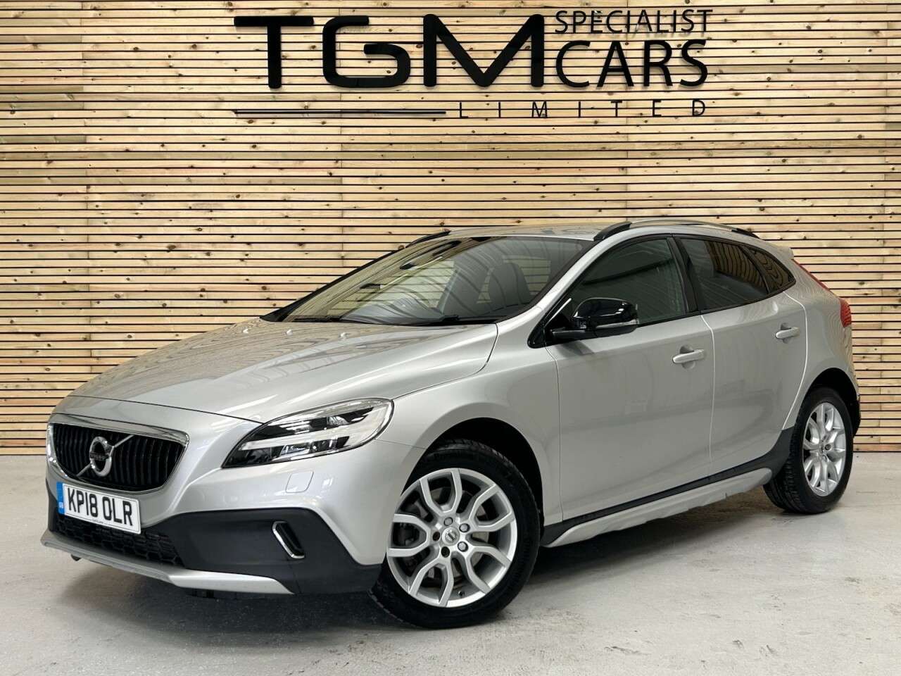 A 2018 VOLVO V40 CROSS COUNTRY 2.0 D4 Pro Hatchback 5dr Diesel Manual Euro 6 (s/s) (190 ps) A 2018 VOLVO V40 CROSS COUNTRY 2.0 D4 Pro Hatchback 5dr Diesel Manual Euro 6 (s/s) (190 ps)