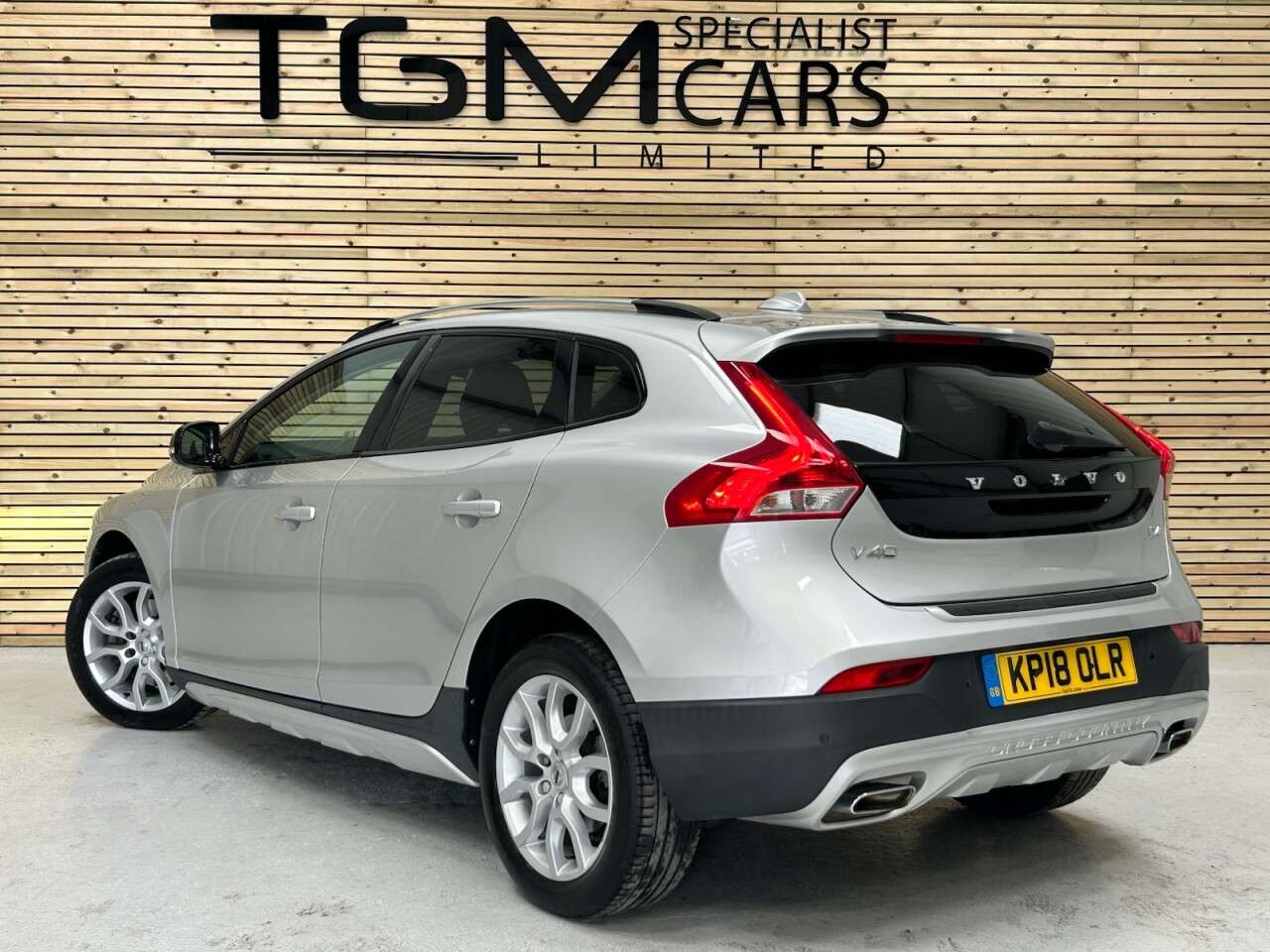 A 2018 VOLVO V40 CROSS COUNTRY 2.0 D4 Pro Hatchback 5dr Diesel Manual Euro 6 (s/s) (190 ps) A 2018 VOLVO V40 CROSS COUNTRY 2.0 D4 Pro Hatchback 5dr Diesel Manual Euro 6 (s/s) (190 ps)