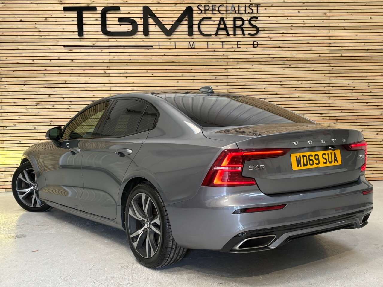A 2020 VOLVO S60 2.0 T5 R-Design Plus Saloon 4dr Petrol Auto Euro 6 (s/s) (250 ps) 2 KEYS, 3 A 2020 VOLVO S60 2.0 T5 R-Design Plus Saloon 4dr Petrol Auto Euro 6 (s/s) (250 ps) 2 KEYS, 3