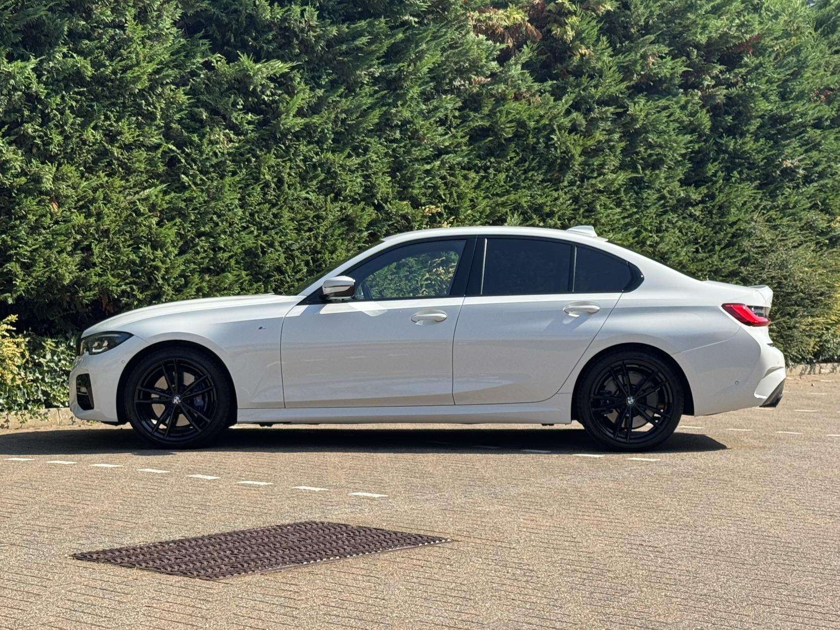A 2021 BMW 3 SERIES 2.0 320i M Sport Saloon 4dr Petrol Auto xDrive Euro 6 (s/s) (184 ps) A 2021 BMW 3 SERIES 2.0 320i M Sport Saloon 4dr Petrol Auto xDrive Euro 6 (s/s) (184 ps)