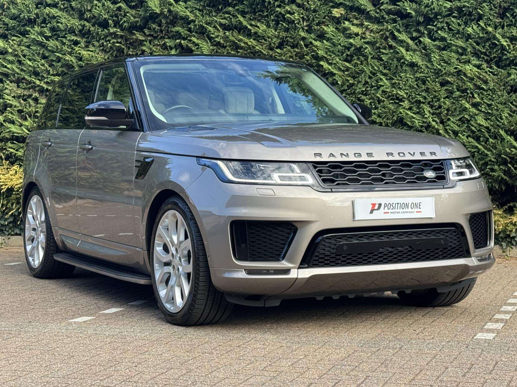A 2021 LAND ROVER RANGE ROVER SPORT 3.0 D300 MHEV Autobiography Dynamic SUV 5dr Diesel Auto 4WD Euro 6 (s/s) (300 ps) A 2021 LAND ROVER RANGE ROVER SPORT 3.0 D300 MHEV Autobiography Dynamic SUV 5dr Diesel Auto 4WD Euro 6 (s/s) (300 ps)