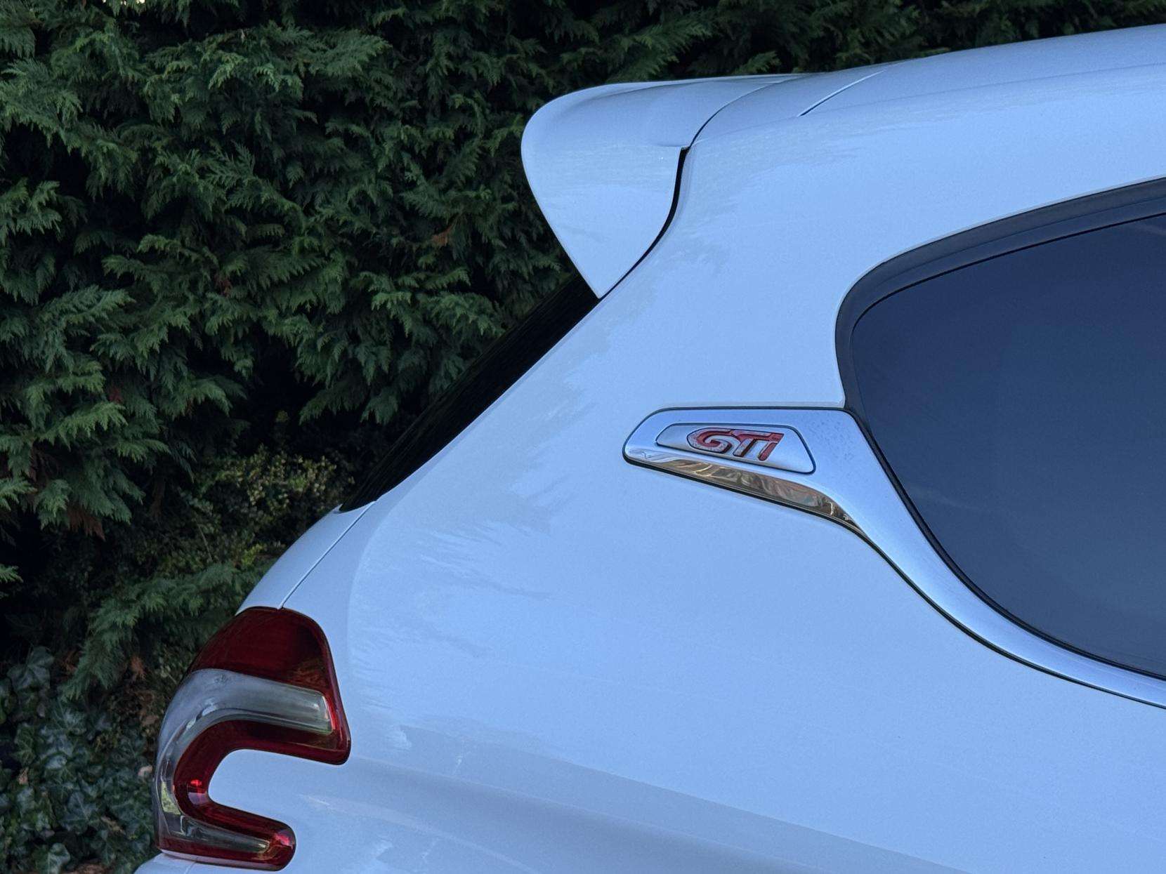 2015 PEUGEOT 208 2015 PEUGEOT 208